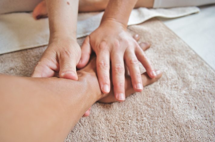 Démystifier le Massage Naturiste : Une Exploration de ses Pratiques et Avantages Sensuels